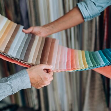 Interior Designer bei der Auswahl von Raumtextilien