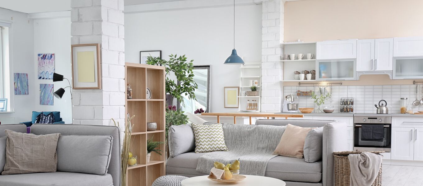 Hohe Räume niedriger wirken lassen