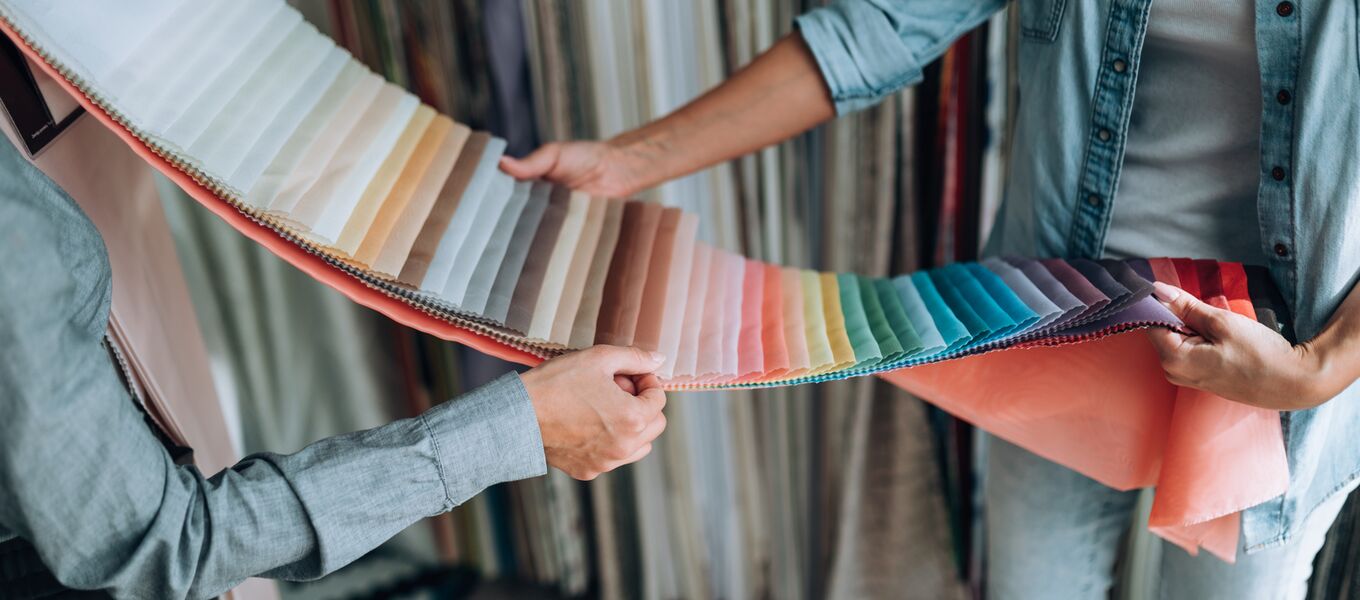 Interior Designer bei der Auswahl von Raumtextilien