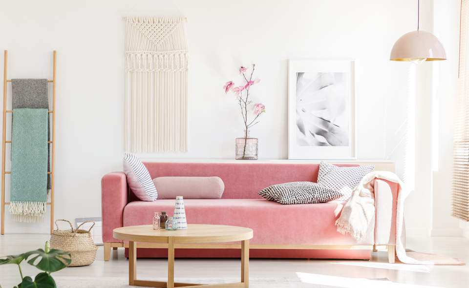 Hohe Räume niedriger wirken lassen: Farbige Akzente im unteren Raumbereich