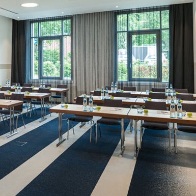 Einrichtungsworkshop in lichtdurchflutetem Konferenzraum