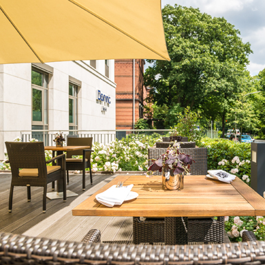 Einrichtungsworkshop im Hotel mit schönem Außenbereich